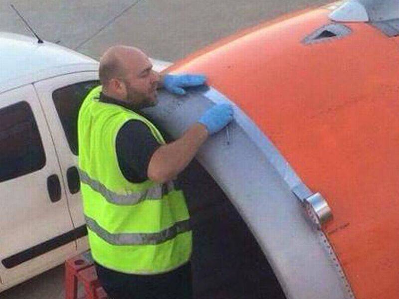 Photo-of-airport-worker-using-TAPE-on-engine-shell-of-easyJet-plane-moments-before-take-off.jpg