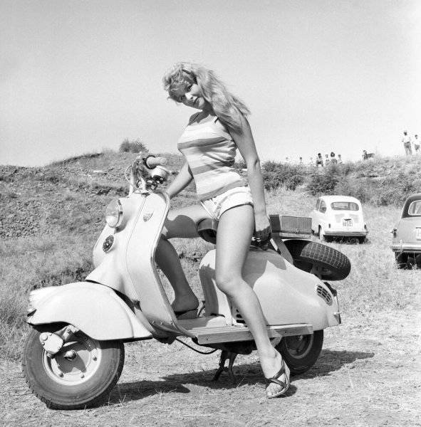 Pinup Italian actress Marisa Allasio.jpg