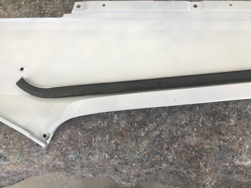 Rear quarter panel molding felt.JPG