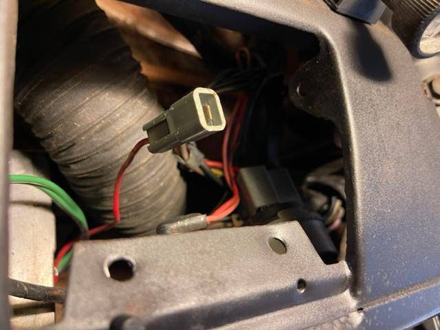 red radio wire with male plug.jpg