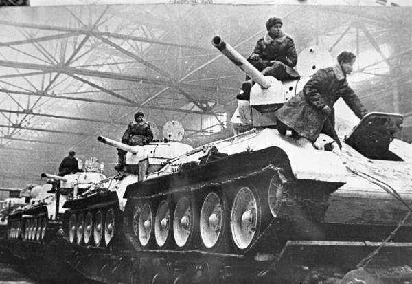 RIAN_archive_1274_Tanks_going_to_the_front.jpg