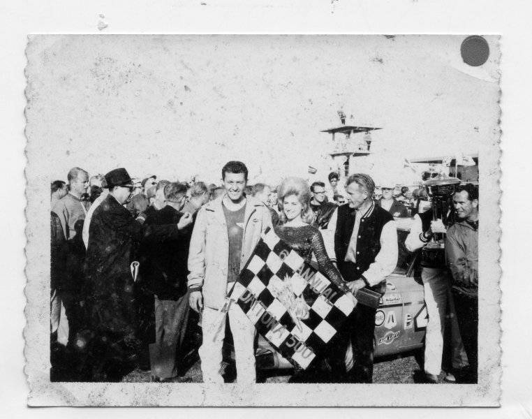 richard Petty daytona 500 1964 winner circle with lee Petty mg395.jpg