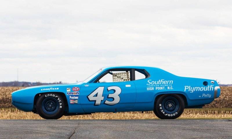 Richard-Pettys-1971-Plymouth-Road-Runner-1-1000x600-29918004.jpg