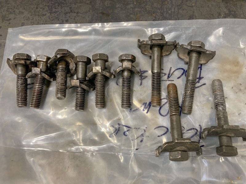 rocker arm shaft bolts 1_edited.jpg