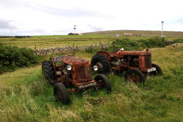 Rusty_tractors,_Clingera,_Baltasound_-_geograph.org.uk_-_971498.jpg