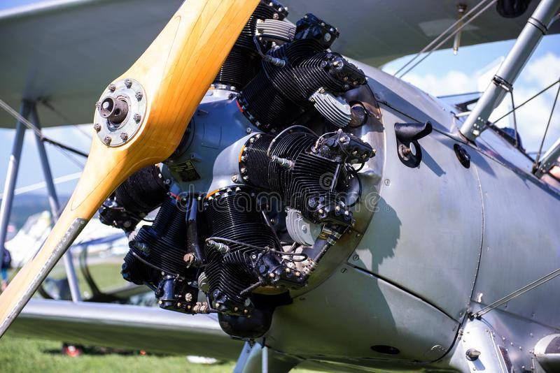 -selective-focus-engine-vintage-aircraft-119594628.jpg