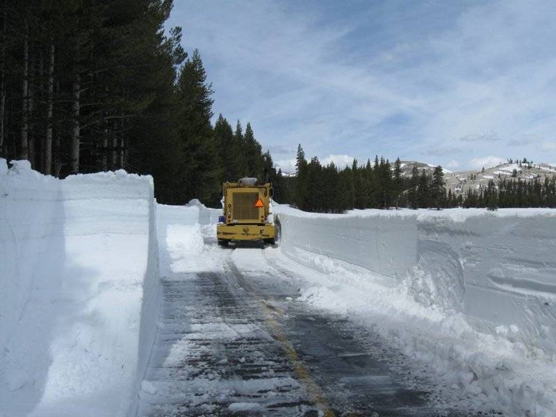 Snow Feb. 2023 Yosemite area Tioga Pass Ca. snow plowing.jpg