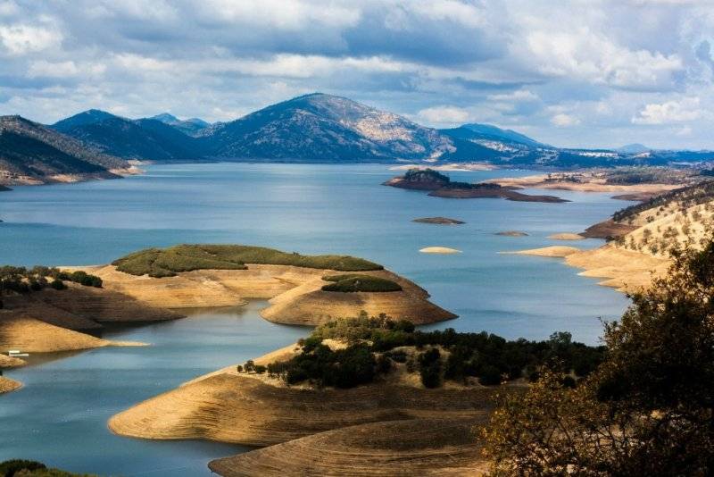 Sonora New Melones Lake.jpg