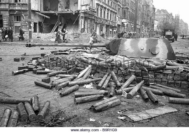 soviet-artillery-hits-a-german-tank-earthed-in-one-of-berlin-streets-b9r1g9.jpg