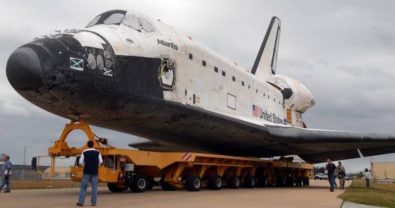 Space Shuttle Atlantis 1.jpg