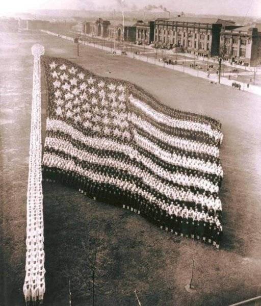 Star Spangled Banner, formed by 10,000 Navy Sailors in Illinois, 1917.jpg