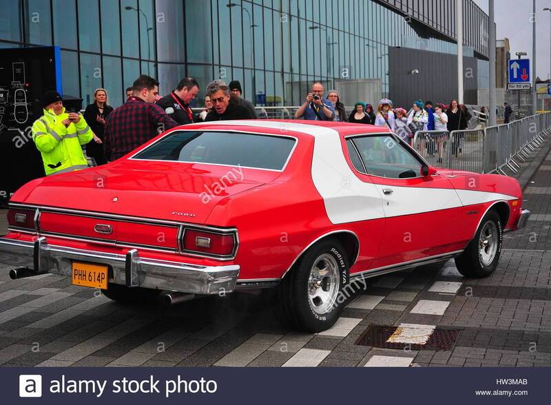 starsky-hutch-star-paul-michael-glaser-with-the-ford-gran-torino-car-HW3MAB.jpg