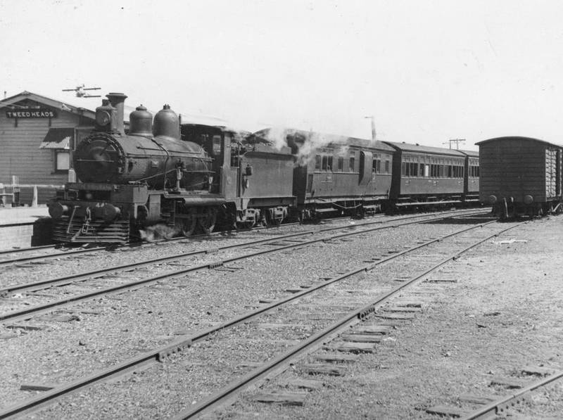 StateLibQld_1_293367_Southport_train_at_Tweed_Heads_Railway_Station%2C_1940.jpg