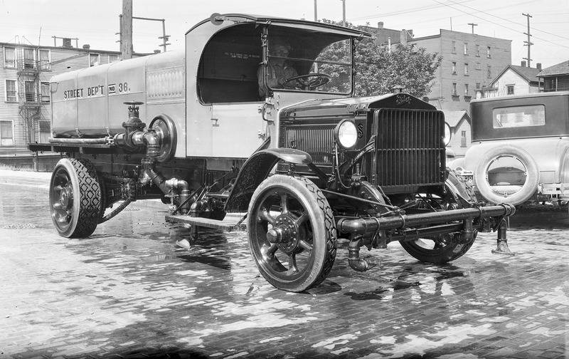 Street_flusher,_Seattle,_1926.jpg