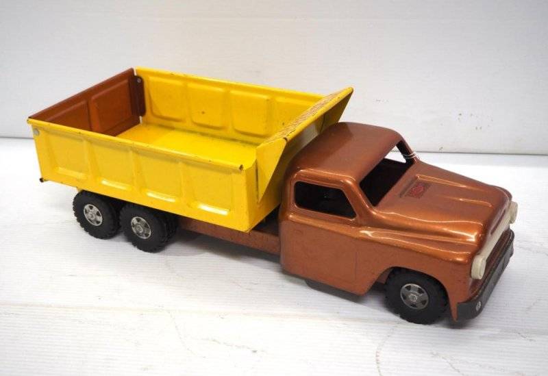 structo dump truck.jpg