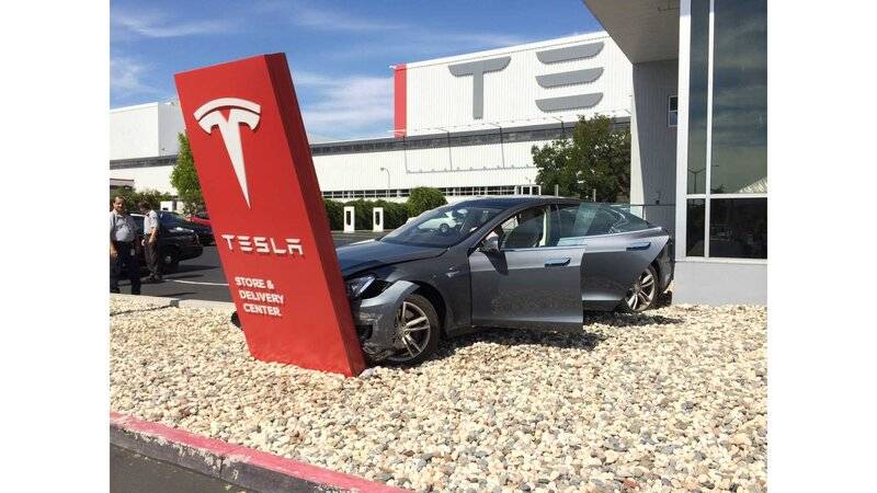 tesla-buyer-takes-delivery-immediately-crashes-model-s-update-supercharging-mishap.jpg