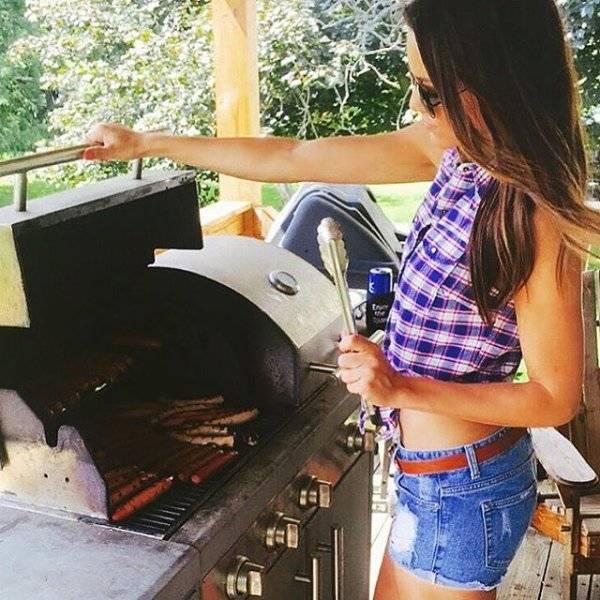 these-babes-with-bbq-are-smokin-25-photos-4.jpg