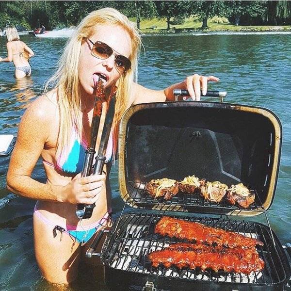 these-babes-with-bbq-are-smokin-25-photos-8.jpg