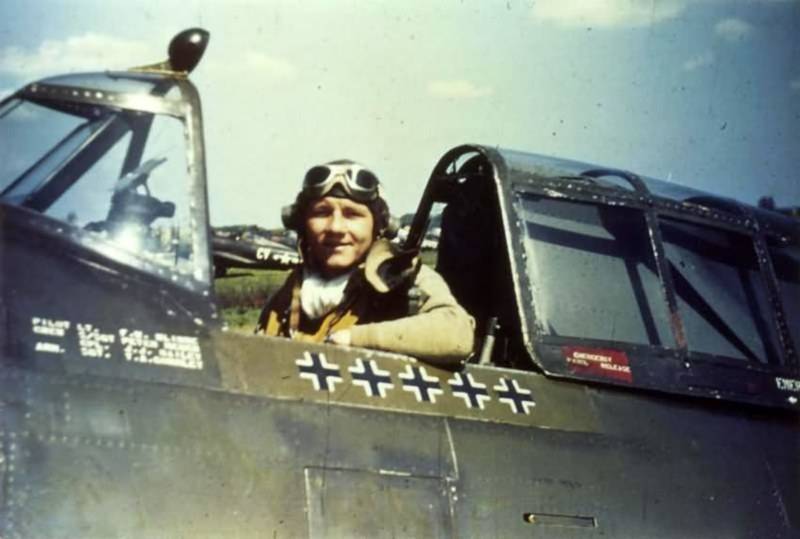 Thunderbolt_pilot_Lieutenant_Frank_W_Klibbe_of_the_61st_FS_56th_Fighter_Group.jpg