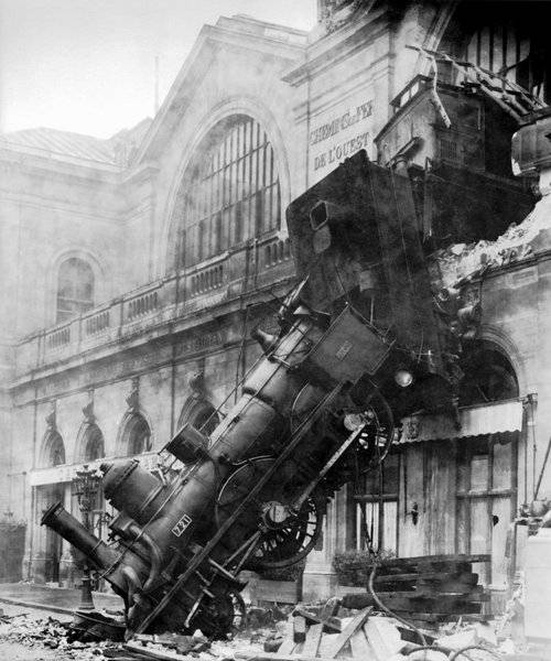 Train_wreck_at_Montparnasse_1895-1895-10-22.jpg