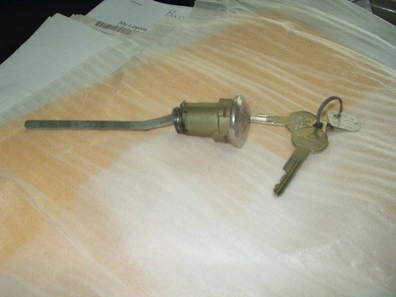 trunk lock with 2 keys.JPG