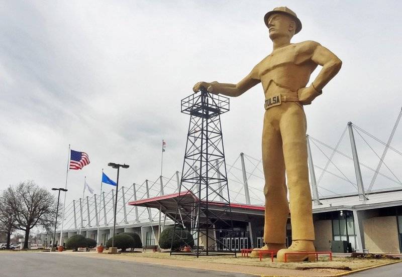 tulsa-golden-driller-oil-statue.jpg