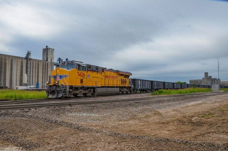 UP_7426_Northbound_at_Saginaw_TX.jpg