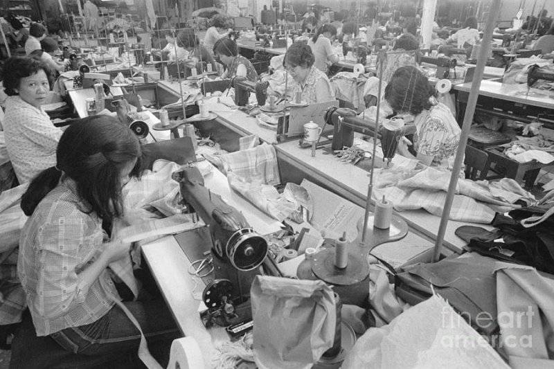view-of-asian-women-toiling-in-sweatshop-bettmann.jpg