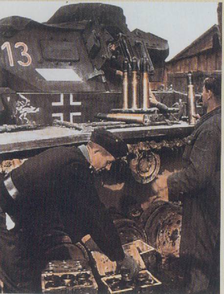 wehrmacht%2Btank%2Bcrew%2Bloaded%2Btheir%2Bshells.jpg