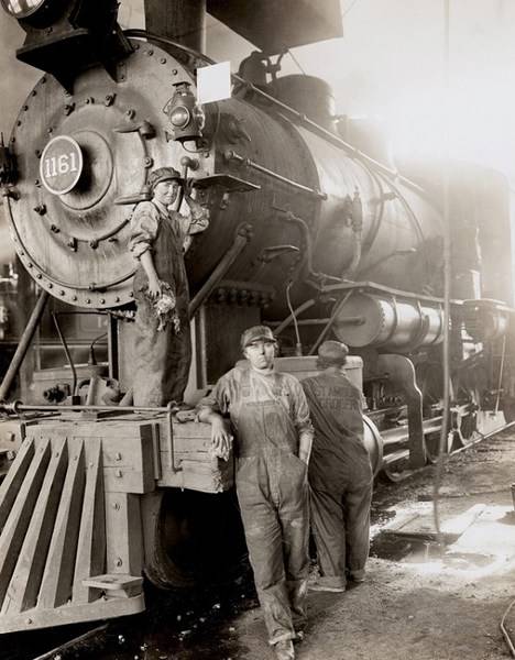 Women-working-on-train-circa-1918.jpg