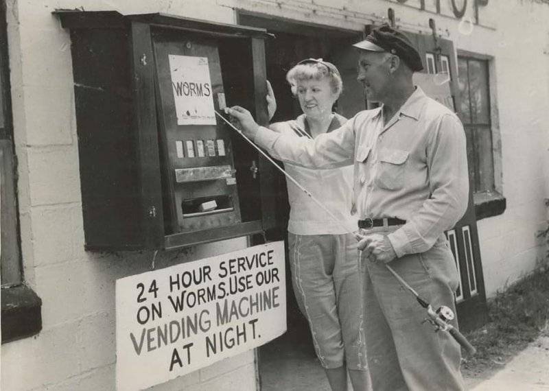 Worm vending machine, 1957.jpg