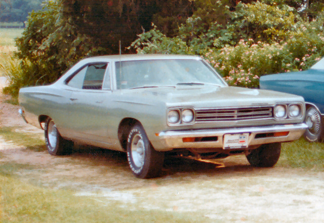XS_69HemiRoadRunner_426Hemi_4Spd_A4Platinum_1.jpg
