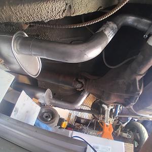 exhaust over axle.jpg exhaust over axle.jpg