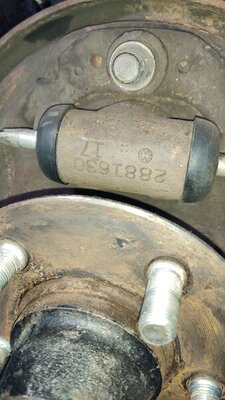 wheel cylinder right 6-22-21.jpg