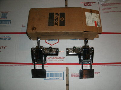 Air Shocks NOS Convt Latchs NOS Door Handles 004.JPG