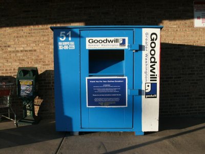 Goodwill_clothing_drop-off_bin.jpg