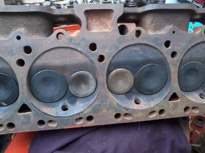 Weslake 426 open chamber head with  extra water passages.jpg