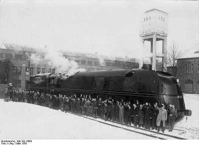 Bundesarchiv_Bild_102-16693,_Stromlinienlokomotive_05_001[1].jpg