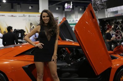 SEMA-Show-2013-girls-models-ladies-photos-pictures-wheel-tire-hall-photos-009.jpg