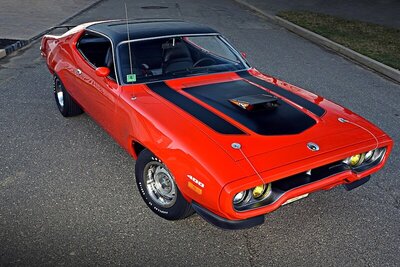 001-goldenberg-1972-plymouth-road-runner-front-three-quarter.jpg