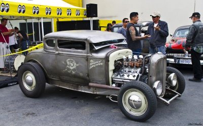 1932_ford_5-window_coupe_-_chopped_rat_rod_-_hemi_powered_-_fvr[1].jpg