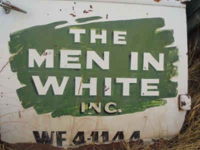 02-Old-Truck-Signs-Down-On-The-Junkyard-Picture-Courtesy-of-Murilee-Martin-450x338[1].jpg