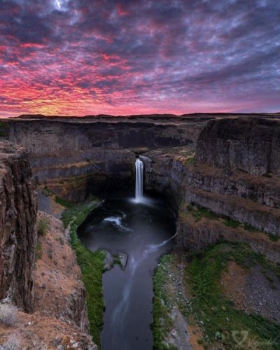Palouse Falls State Park In Washington, USA.jpg