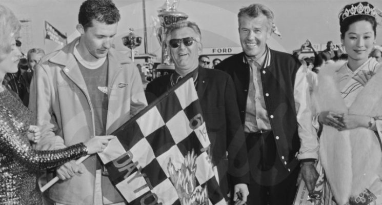 00000000000 (L to R) Linda Vaughn, Richard Petty, Ronnie Householder, Lee Petty, and Miss Japan.jpg