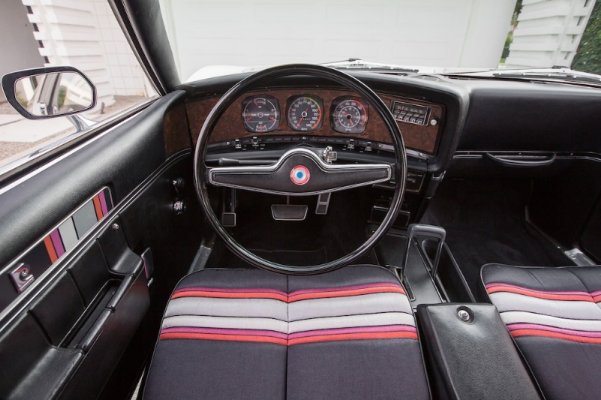 1972-AMC-Javelin-SST-cabin.jpg