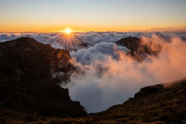 amazing-scenic-view-madeira-trip-amazing-sunsetlight-mountsina-view-down-to-amazing-scenic-vie...jpg