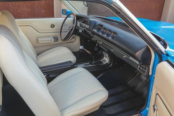 uments-seats-door-panel-steering-wheel-shifter-and.jpg