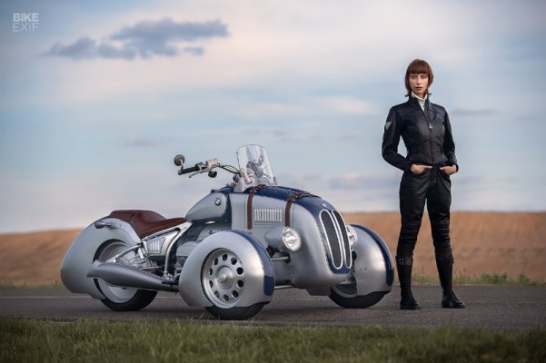 bmw-3-wheel-motorcycle-9.jpg