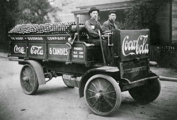 Coca-Cola-truck-delivering-glass-bottles-1910s.jpg