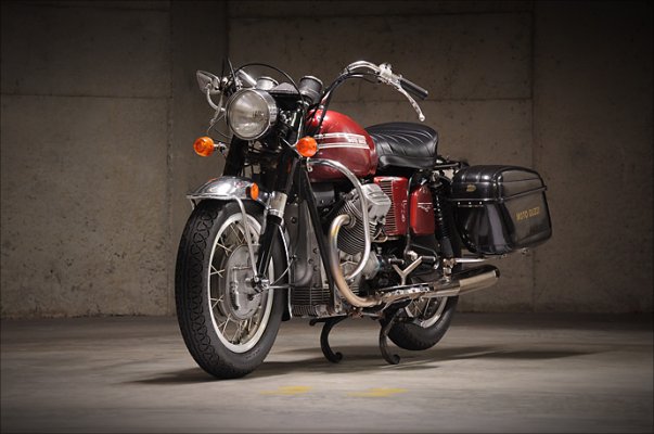 30_05_2011_moto_guzzi_850_gt_02.jpg